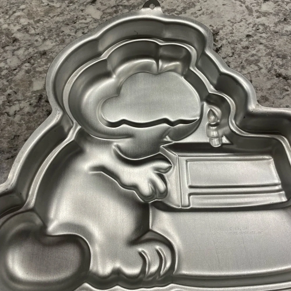 Wilton Garfield Character Cake Pan